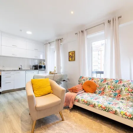 Elegant 2 Bedrooms With Balconies In * ליסבון