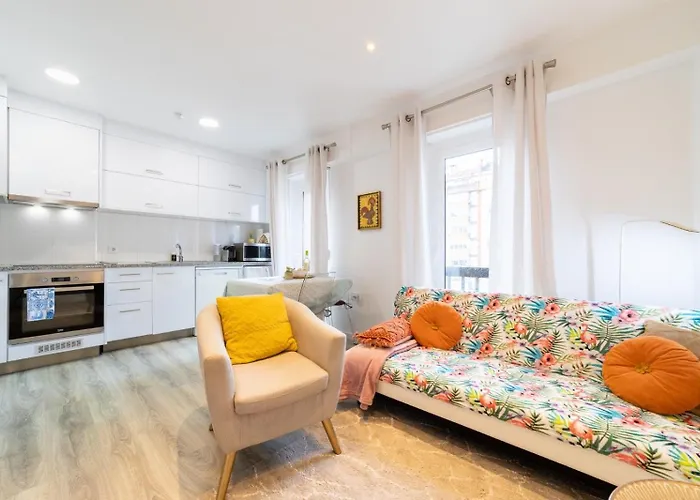 Elegant 2 Bedrooms With Balconies In * ליסבון