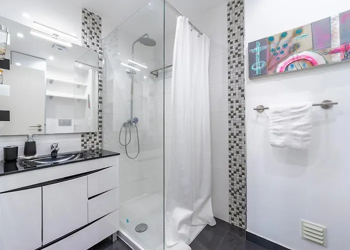 Elegant 2 Bedrooms With Balconies In דירה *